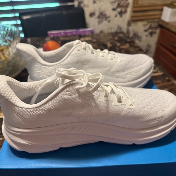 Women's hokas Clifton 9 9.5 women's!